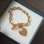 Pulsera de mujer dorada con dije de corazón de acero inoxidable