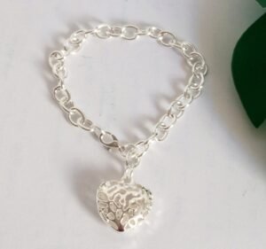 1756924224977 Pulsera de eslabones plateados con dije de corazón texturizado de acero inoxidable