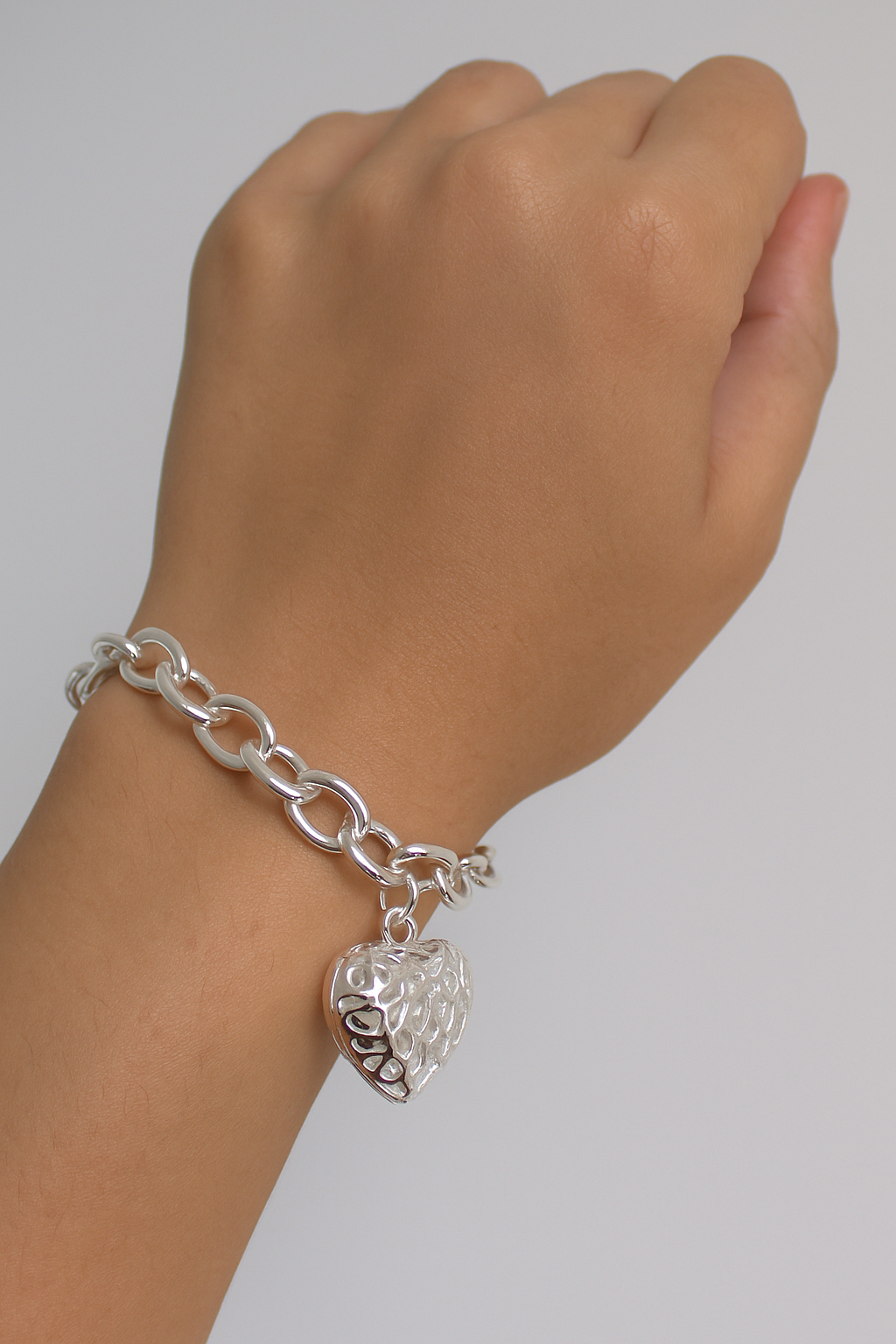 1756924224977 Pulsera de eslabones plateados con dije de corazón texturizado de acero inoxidable