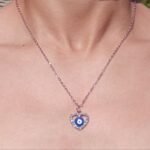 Collar con colgante de ojo turco con marco de corazón y piedras brillantes