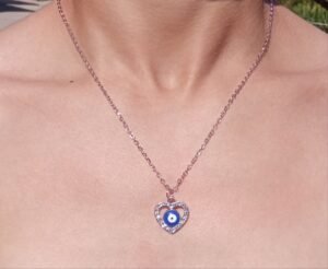 cadena corazon 1 Collar con colgante de ojo turco con marco de corazón y piedras brillantes