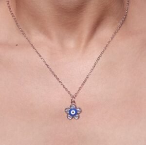 cadena flor Collar con colgante de ojo turco con un marco de piedras brillantes en forma de flor.