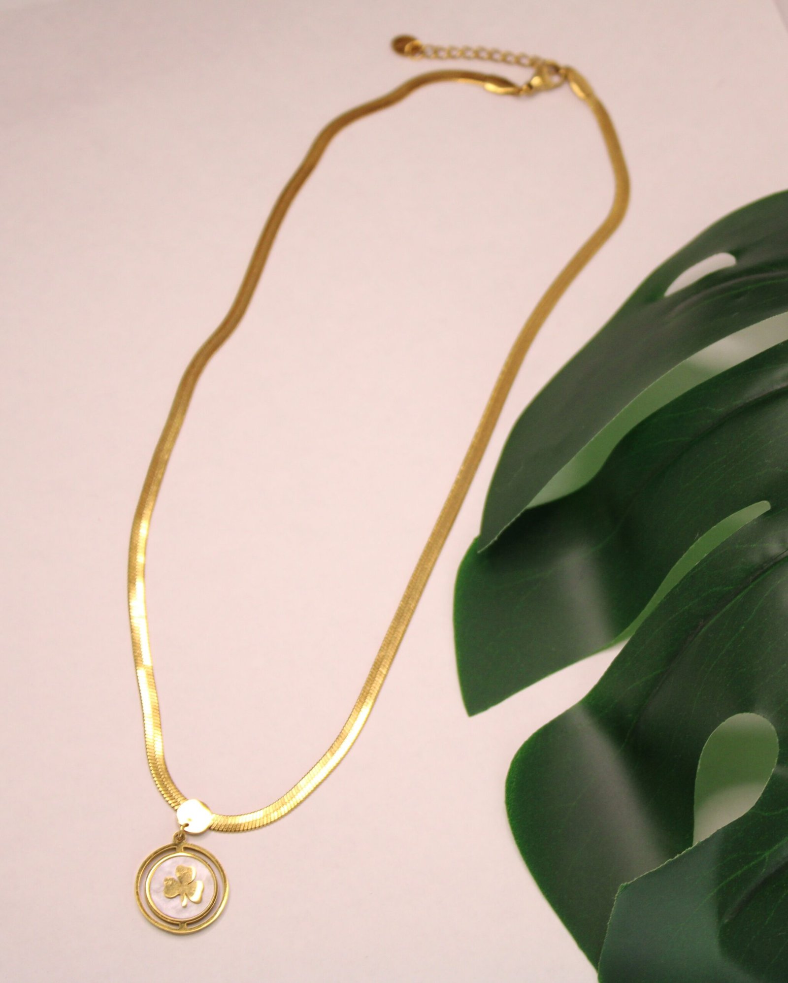 Cadena Dorada de Acero Inoxidable con Colgante de Hoja de Trébol