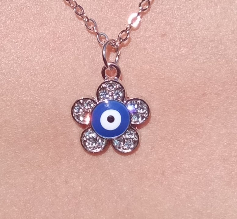 cadena flor Collar con colgante de ojo turco con un marco de piedras brillantes en forma de flor.