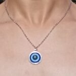 Collar plateado del ojo turco para la protección y la suerte.