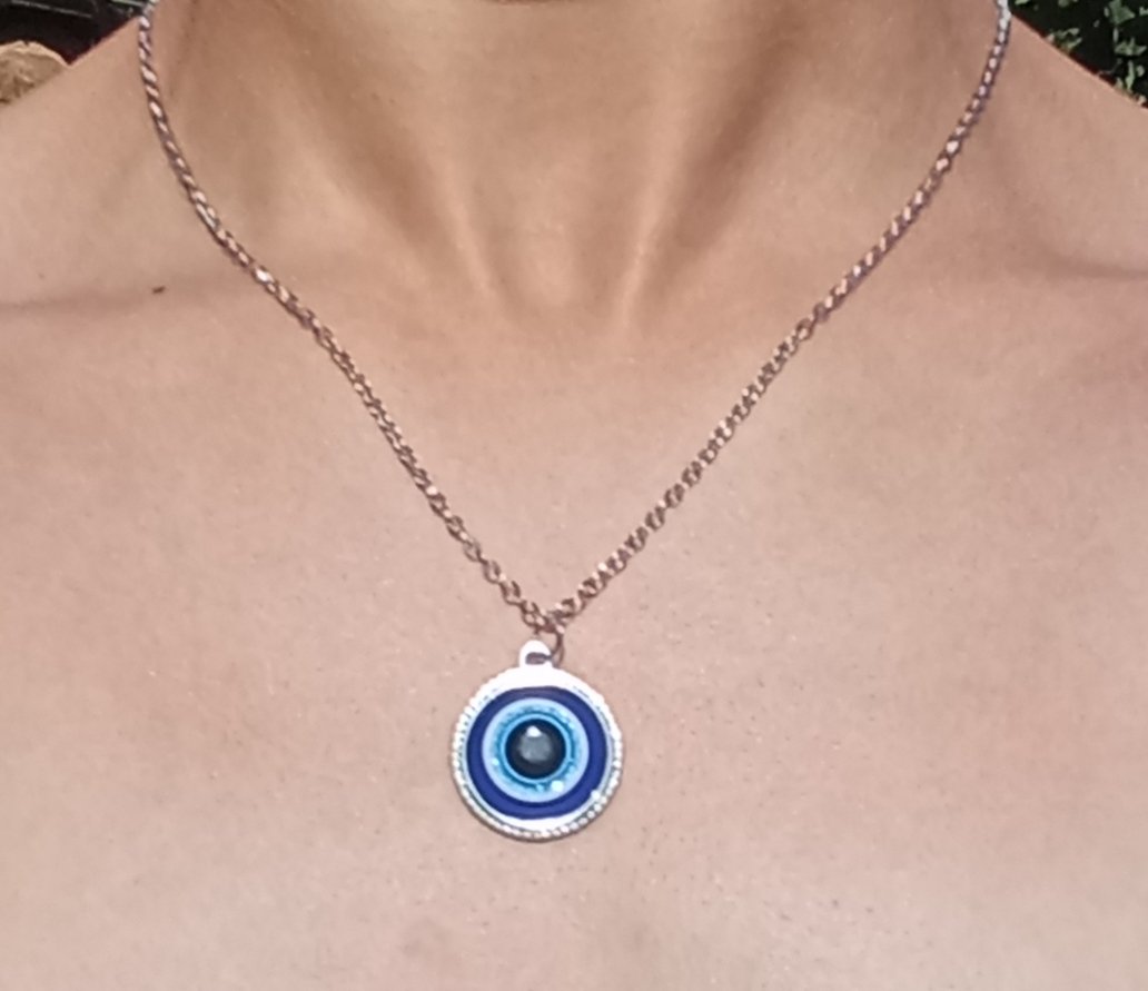 Collar plateado del ojo turco para la protección y la suerte.