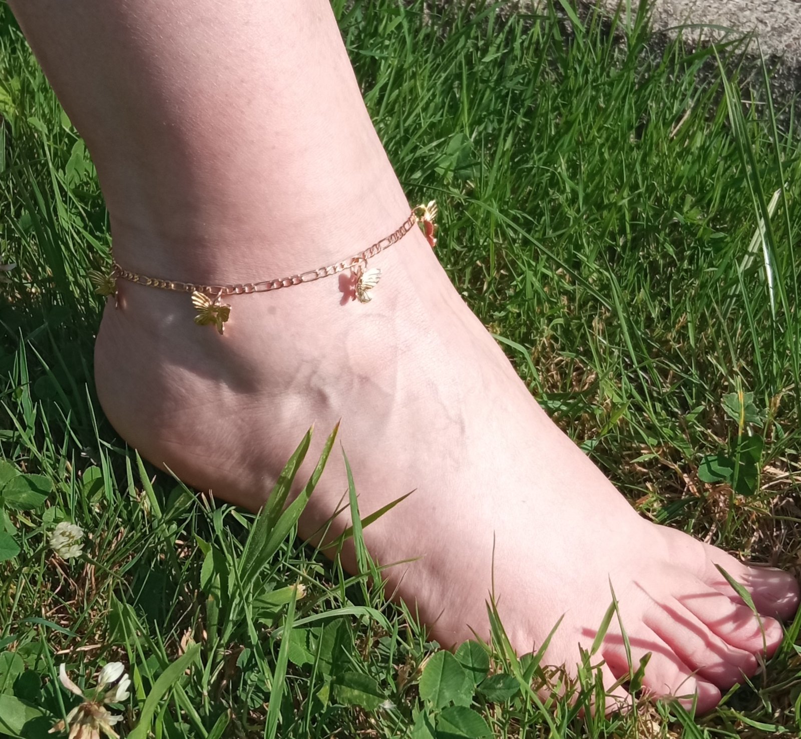 Tobillera dorada con mariposas
